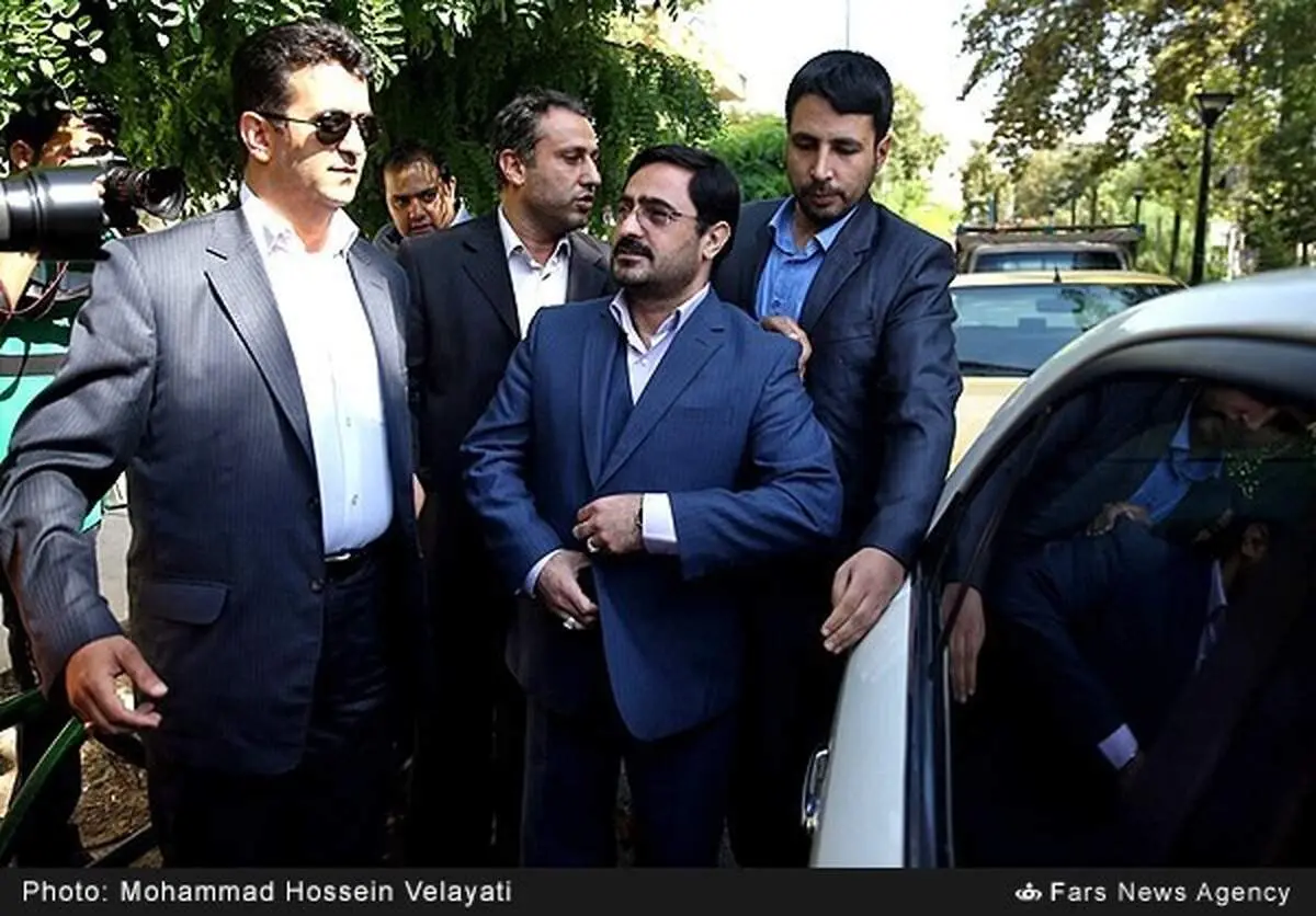 سعید مرتضوی در میان محافظانش در حال ورود به دادگاه /عکس