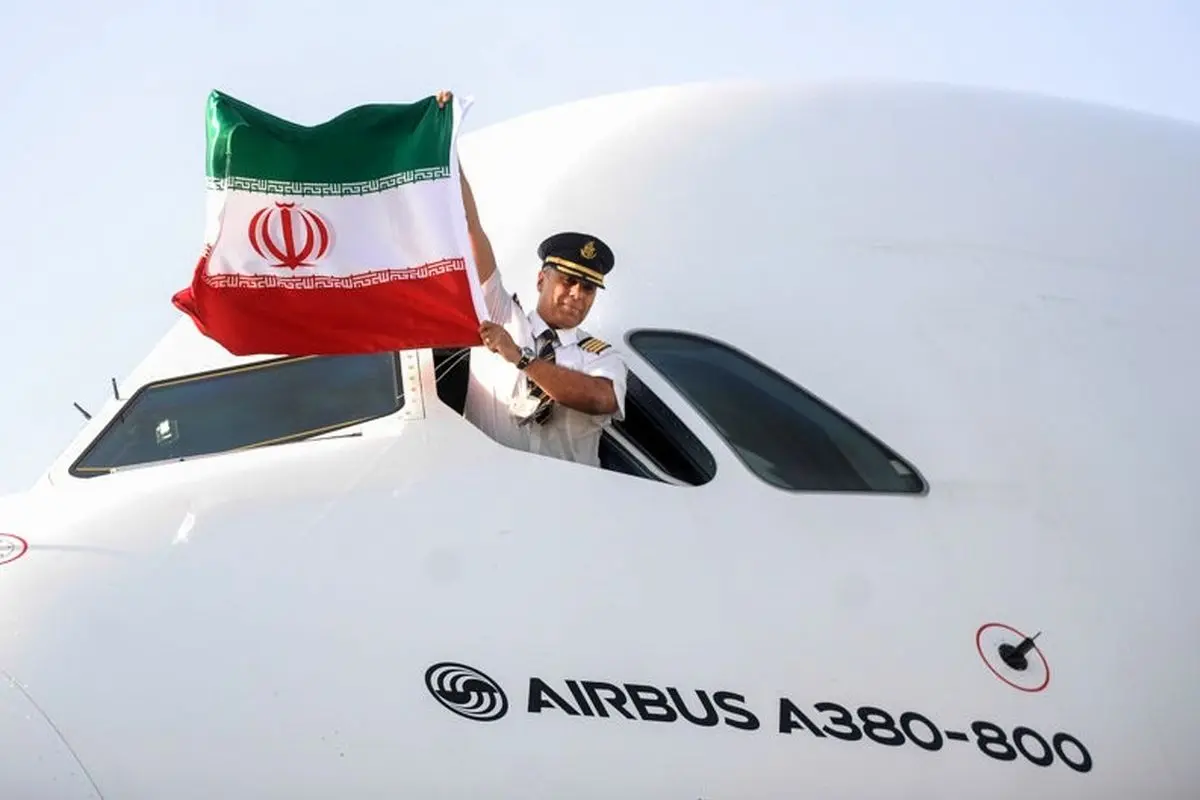 خلبان هواپیمای امارات به دلیل برافراشتن پرچم ایران اخراج شد !