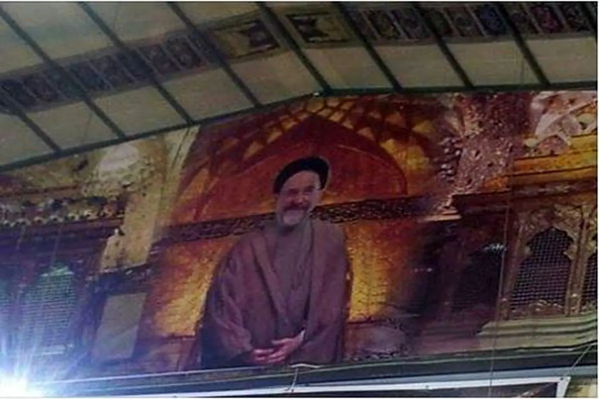 نصب تصویر خاتمی در حسینیه چرخاب اردکان