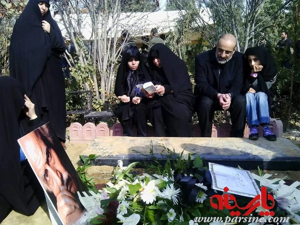 محمد اصفهانی و مرضیه وحیددستجردی بر مزار دایی