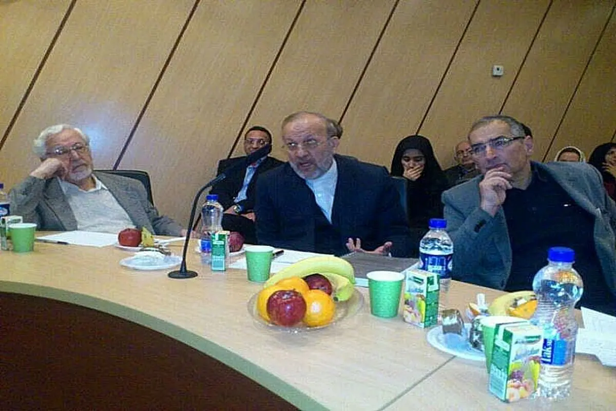 عکس:وزیر خارجه بازرگان و احمدی نژاد در کنارهم