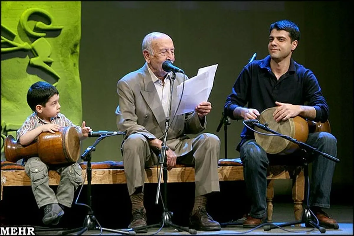 عکس/ آوازخوانی مرتضی احمدی در جشنواره گل آقا