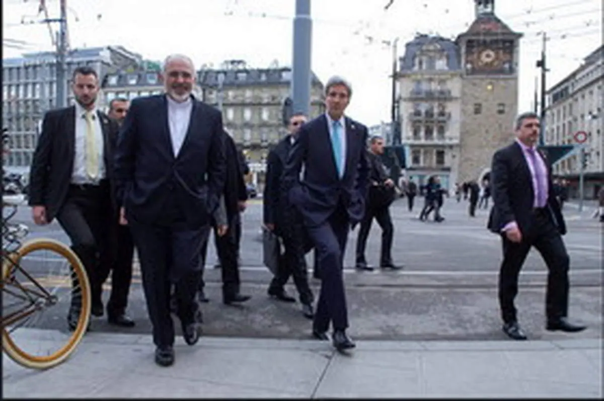 چرا ظریف حاضر به قدم زدن با کری شد؟