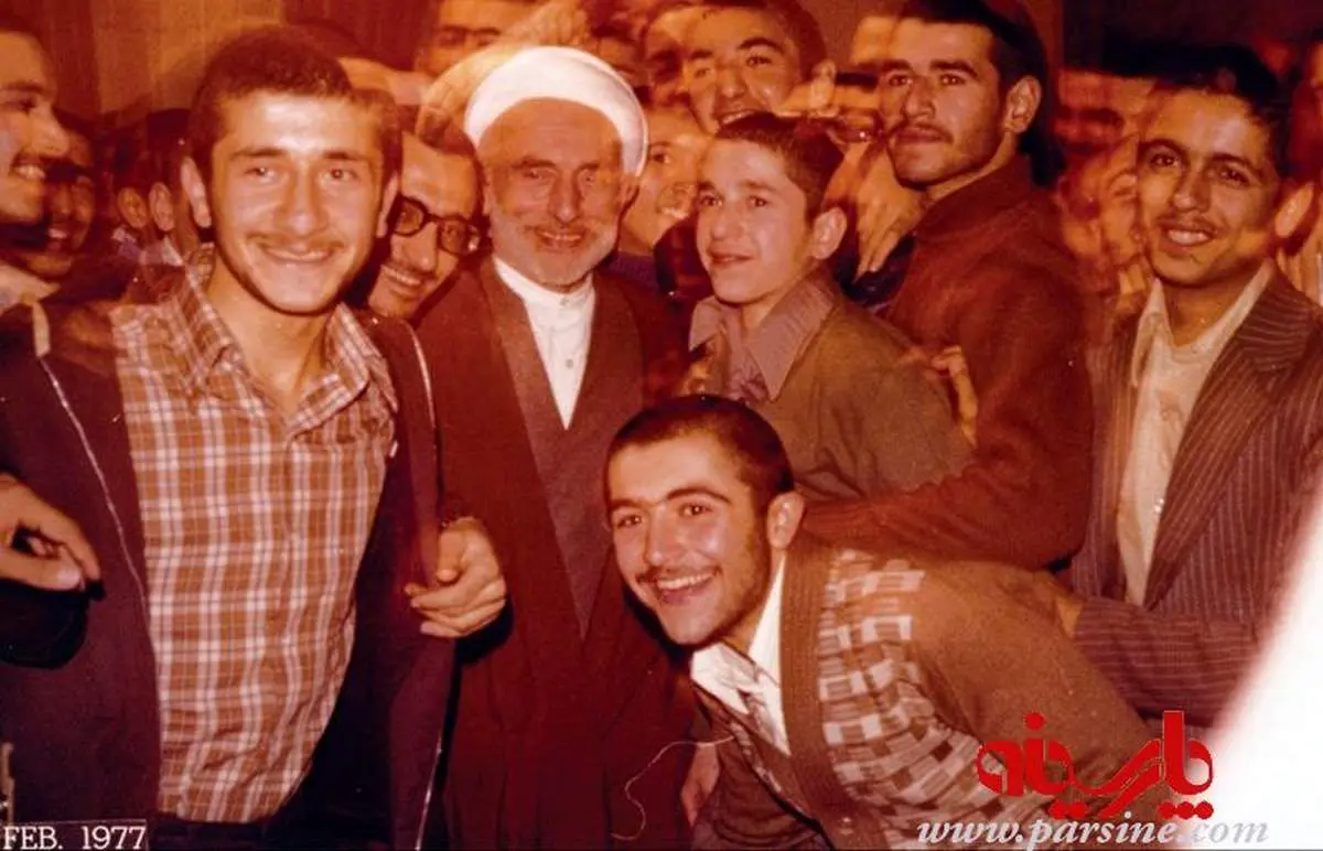 عکس یادگاری شاگردان مدرسه علوی با علامه کرباسچیان