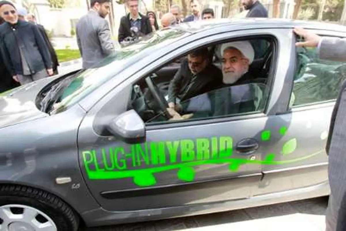 عکس/روحانی در خودروی برقی ـ بنزینی