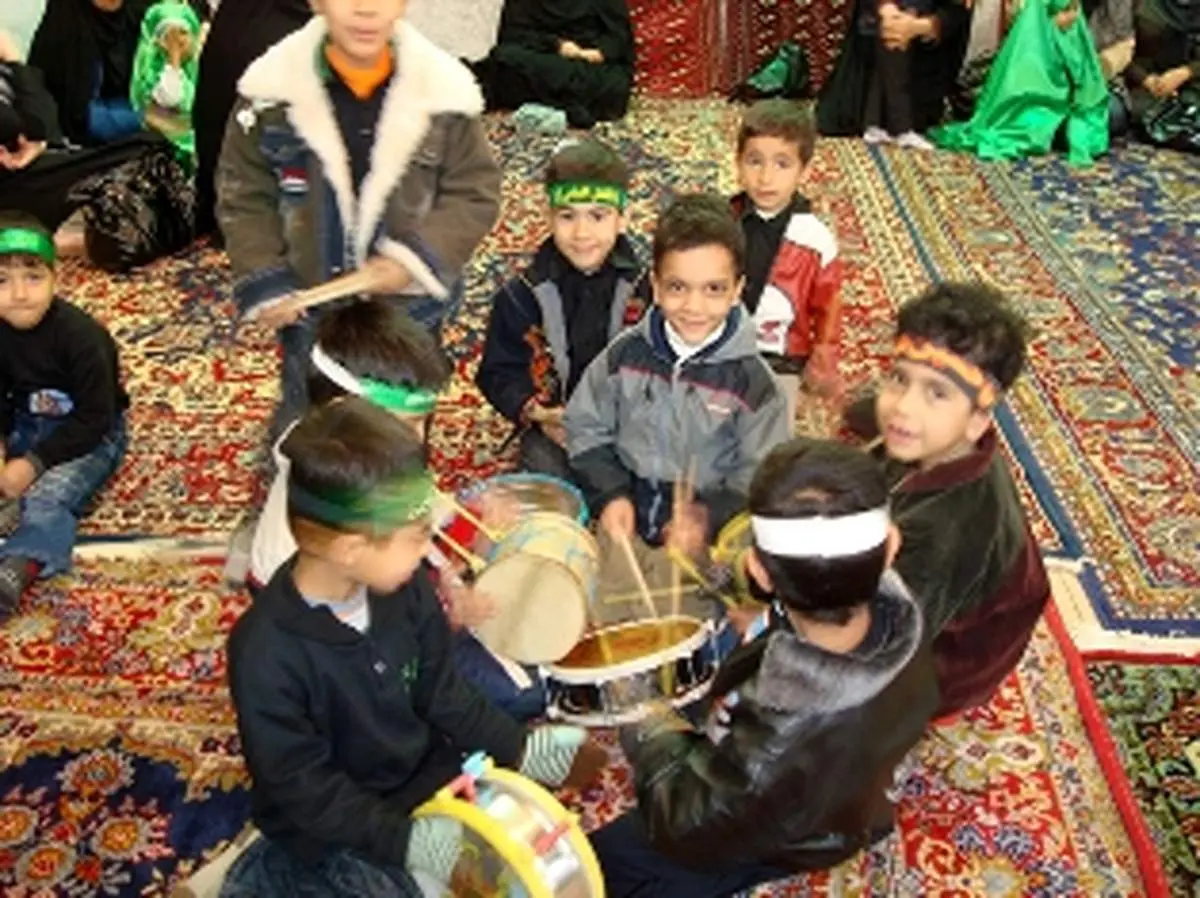 حرکت هیئت عزاداري کودکان یک مهدکودک در سازمان صدا و سيما