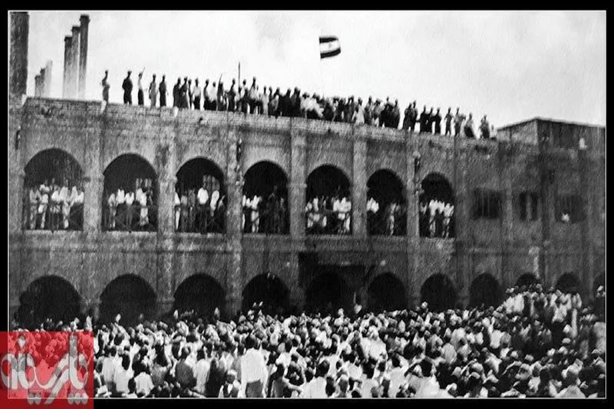 عکس:برافراشته شدن پرچم ایران بالای پالایشگاه آبادان بعد از ملی شدن صنعت نفت/1329
