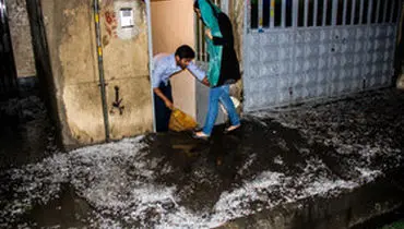 آب گرفتگی معابر پایتخت در پی بارش تگرگ