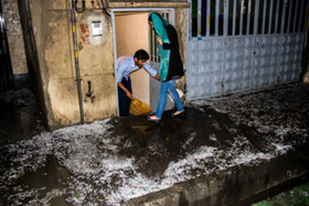 آب گرفتگی معابر پایتخت در پی بارش تگرگ