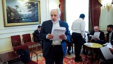 عکس/ تیم مذاکره کننده ایران در حال مطالعه یک متن چند صفحه ای
