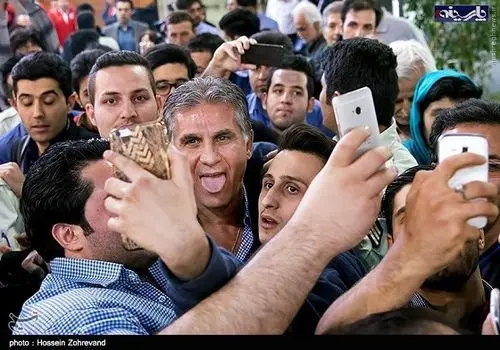 تصویر جالب از قدیمی‌ترین نسخه تلفن همراه در دستان دختر جوان در سال ۱۹۷۳+ عکس
