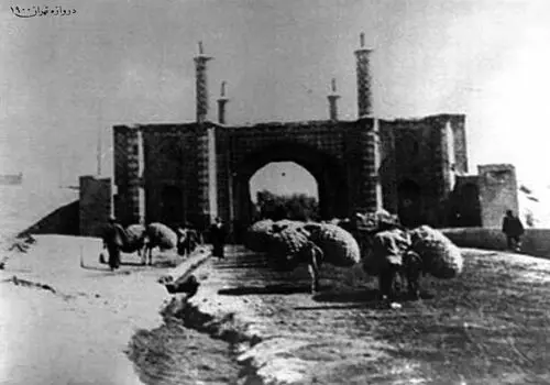 عکس زیرخاکی از مقبره کوروش بزرگ در زمان قاجار
