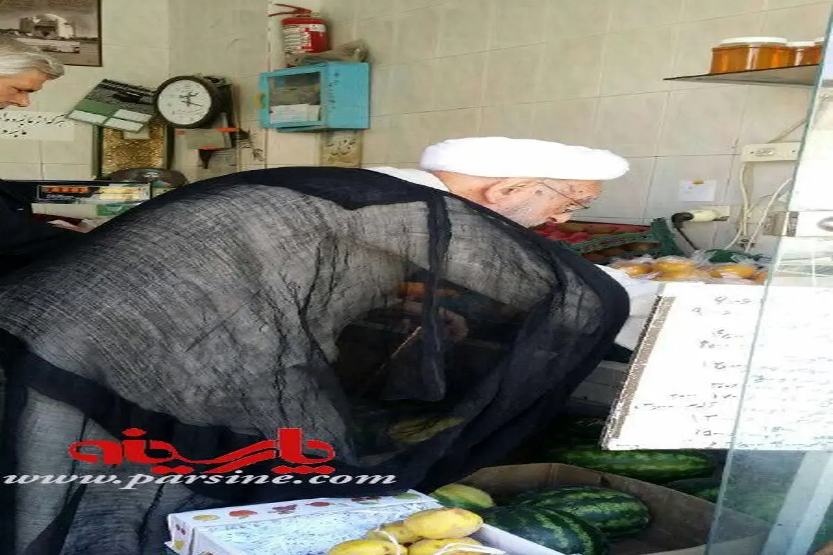 عکس:آيت الله اميني امام جمعه سابق قم در حال خرید ميوه