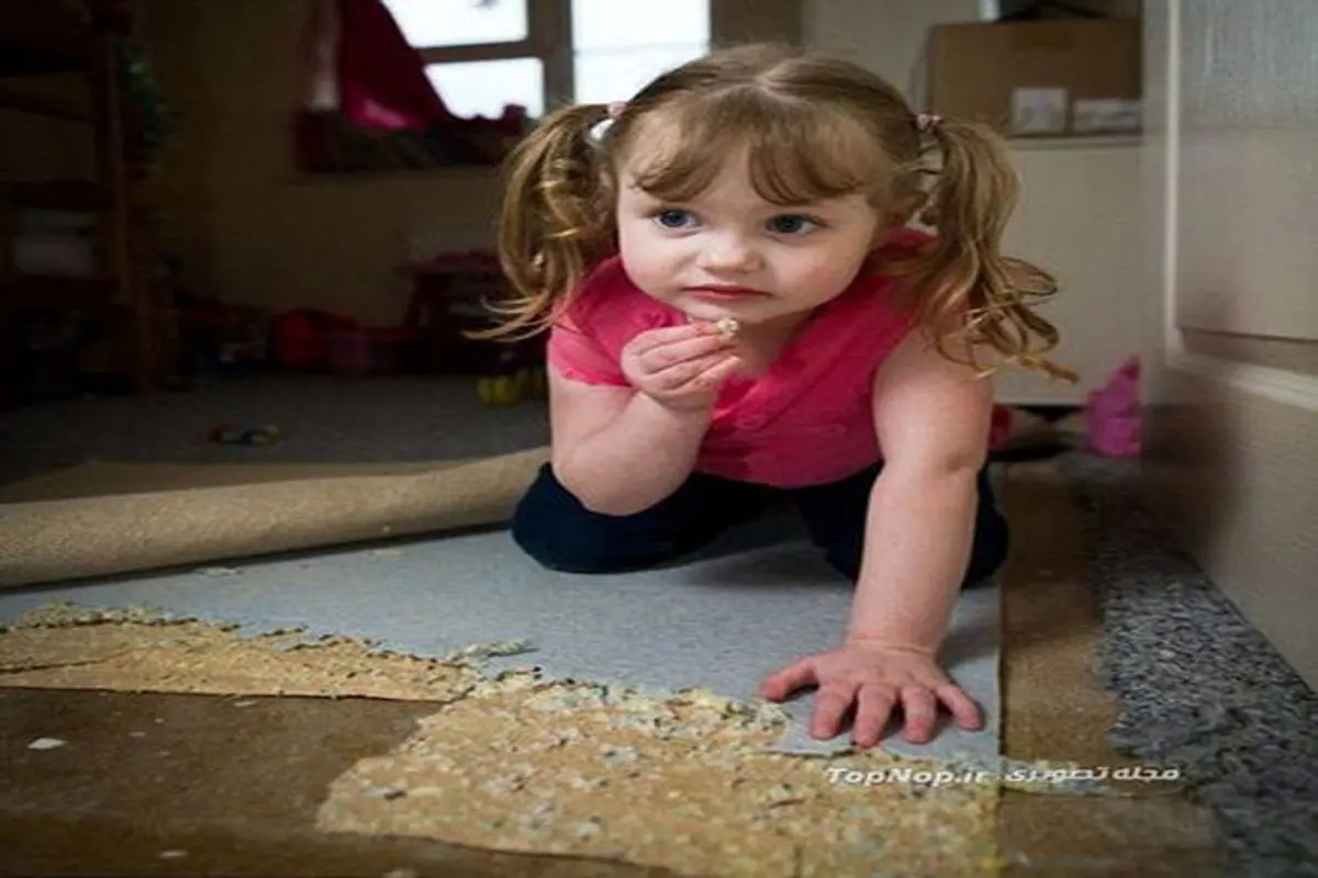 دختربچه‌ای که فرش می‌خورد/تصاویر