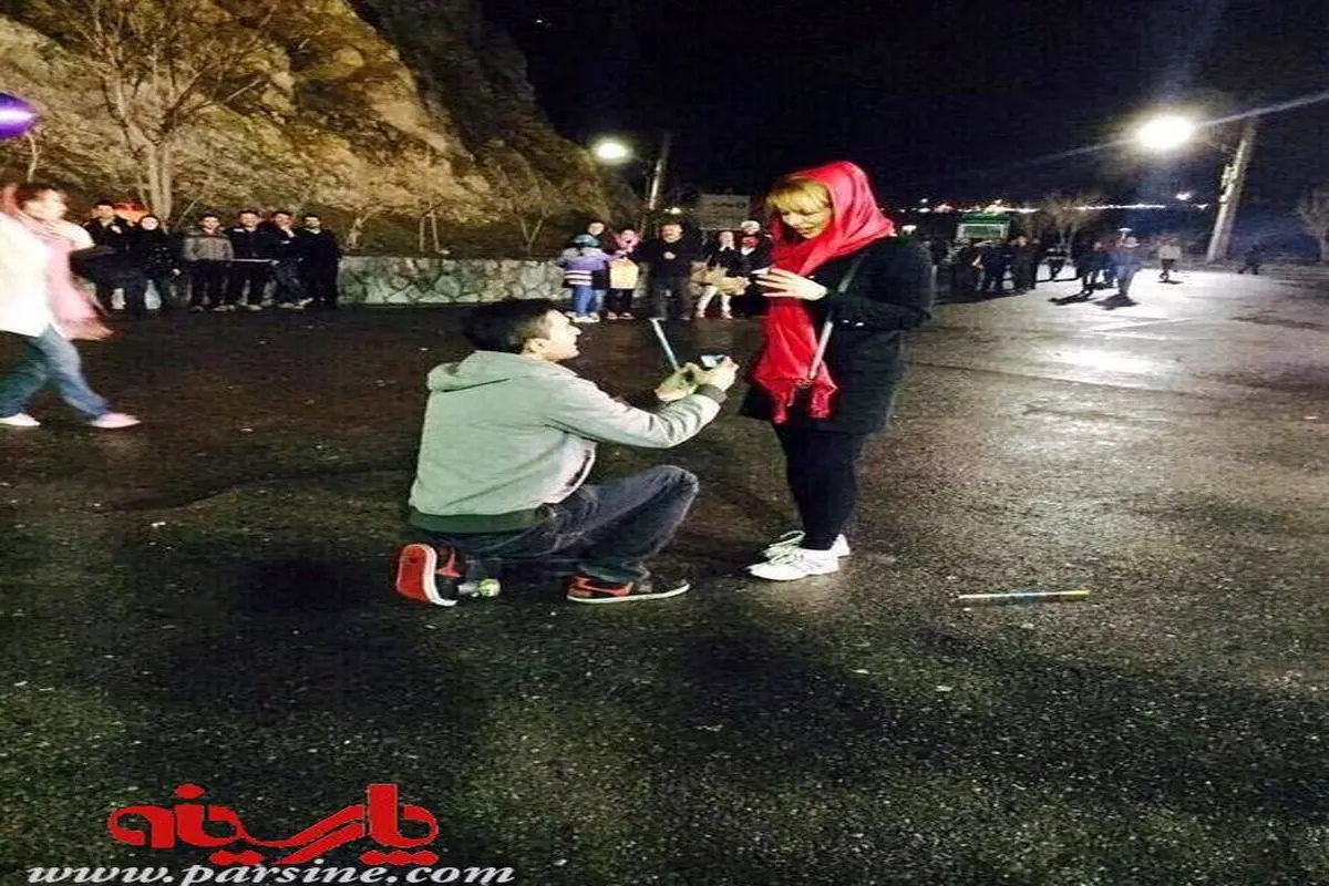 عکس:تقاضای ازدواج به سبک آمریکایی!در بام تهران!