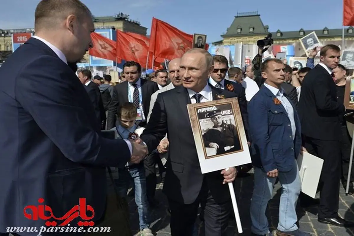 عکس:پوتین با عکس پدرش در مراسم سالگرد جنگ جهانی دوم/مسکو