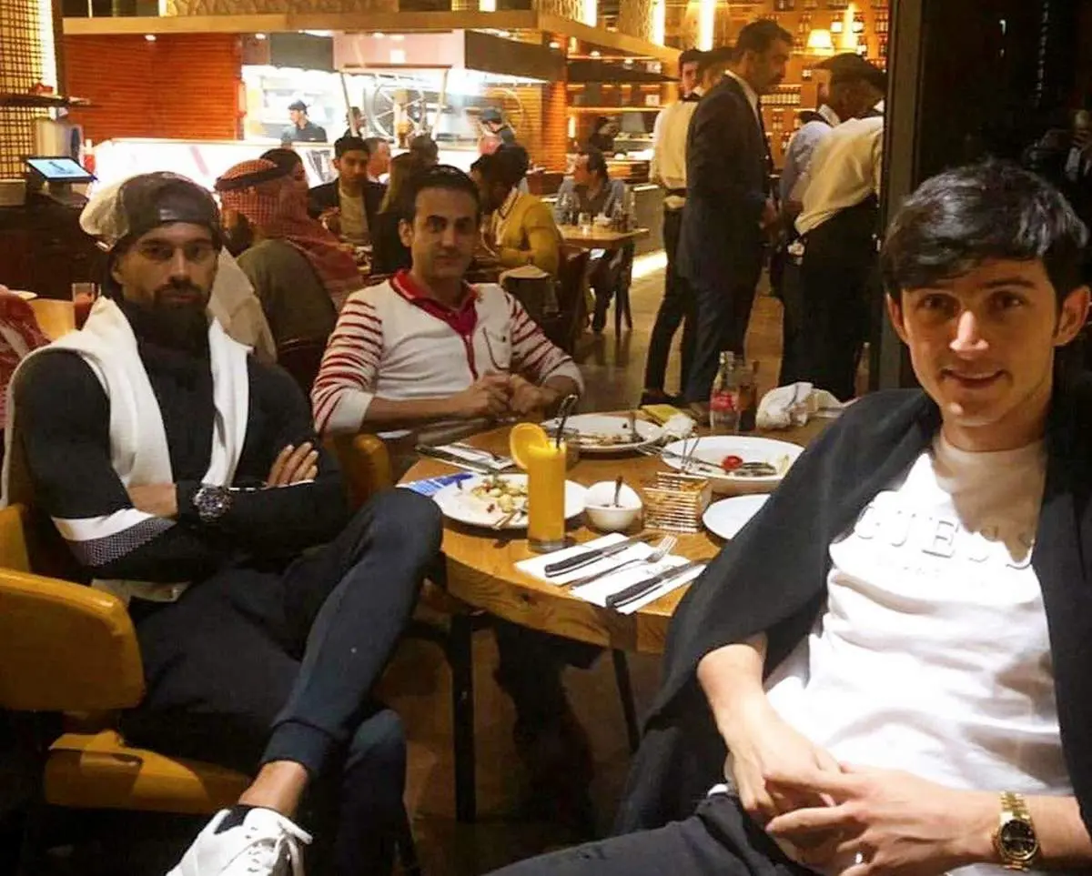 ملی پوشان بیرون از هتل شام خوردند +عکس