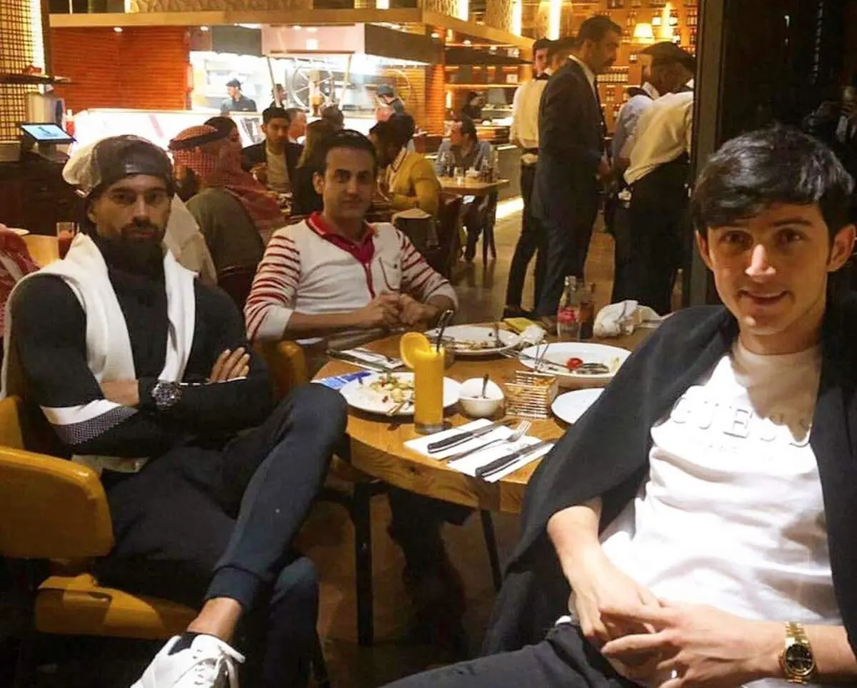 ملی پوشان بیرون از هتل شام خوردند +عکس