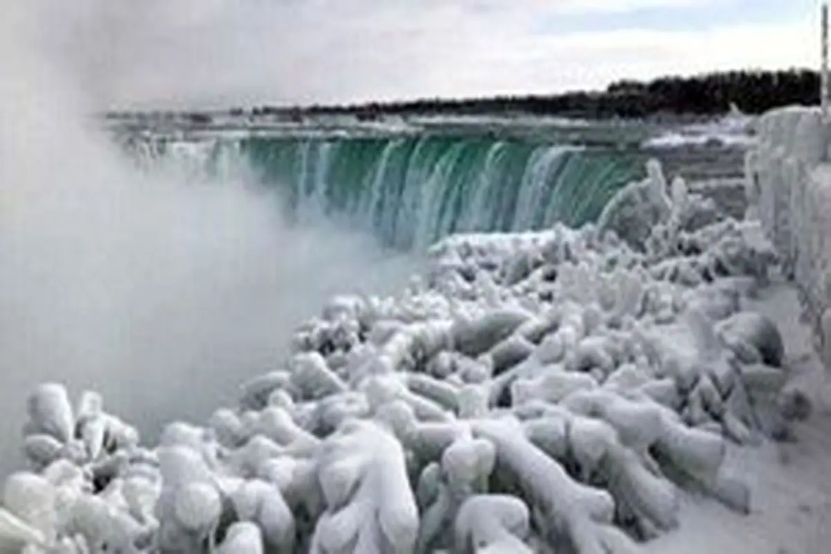 شدت عجیب سرما در کانادا؛ نیاگارا یخ زد!  +تصاویر