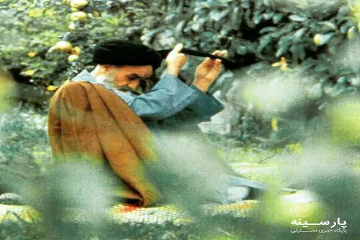 تصویری جالب از امام خمینی در حال مرتب کردن عمامه شان
