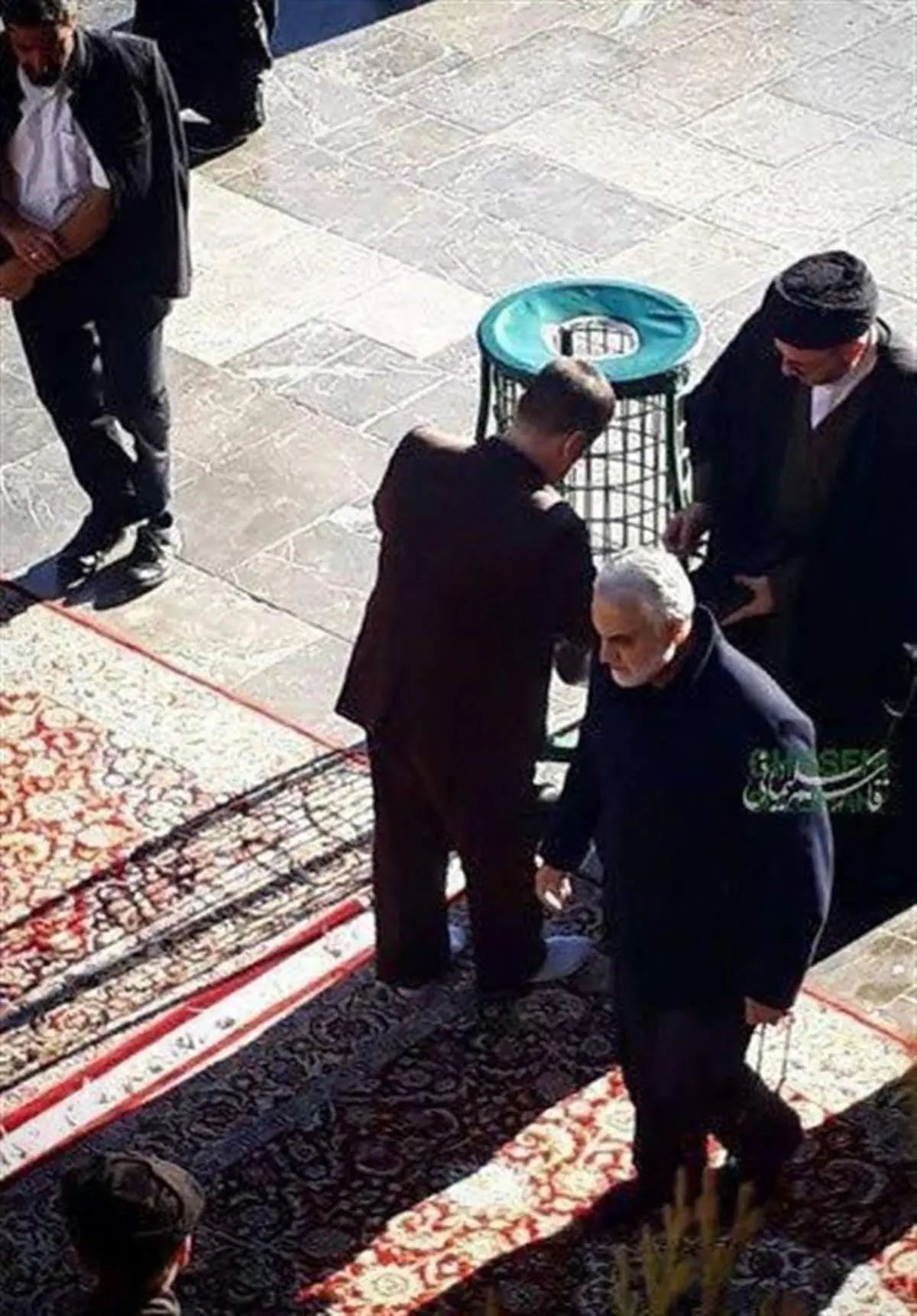 حضور بدون تشریفات سردار سلیمانی در بارگاه منور رضوی +عکس