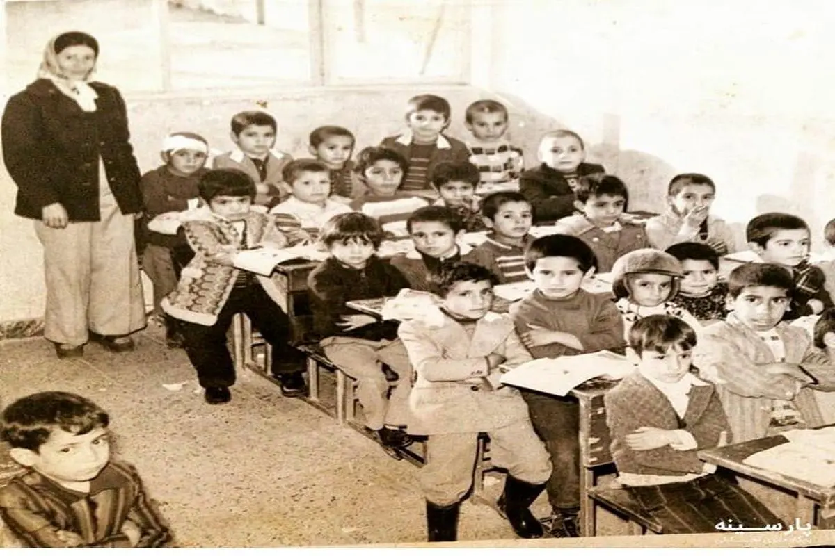 تصویری قدیمی از یک کلاس درس شلوغ در پیش از انقلاب