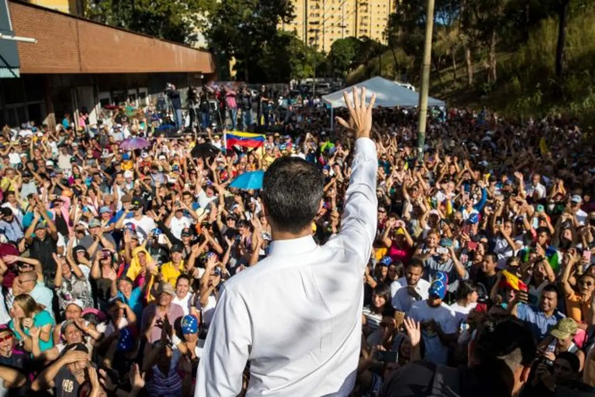 «خوان گوایدو» خود را رئیس جمهور موقت ونزوئلا معرفی کرد! / قطع روابط دیپلماتیک ونزوئلا با آمریکا