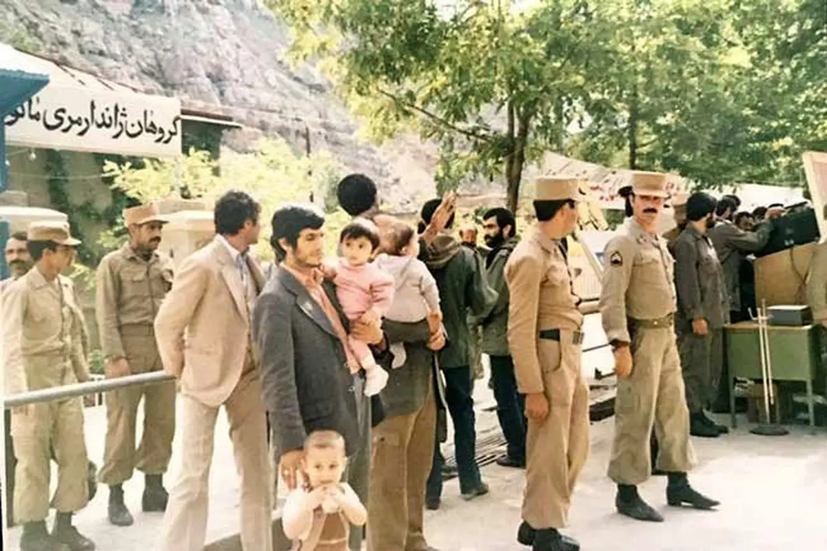 عکسی دیده نشده از احمدی‌نژاد و فرزندانش