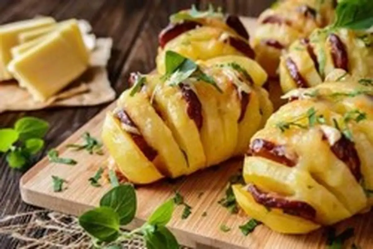 طرز تهیه سیب زمینی شکم پر با سوسیس چوریزو و پنیر