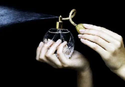 ماندگاری بیشتر بوی عطر و ادکلن با یه ترفند جالب قدیمی!
