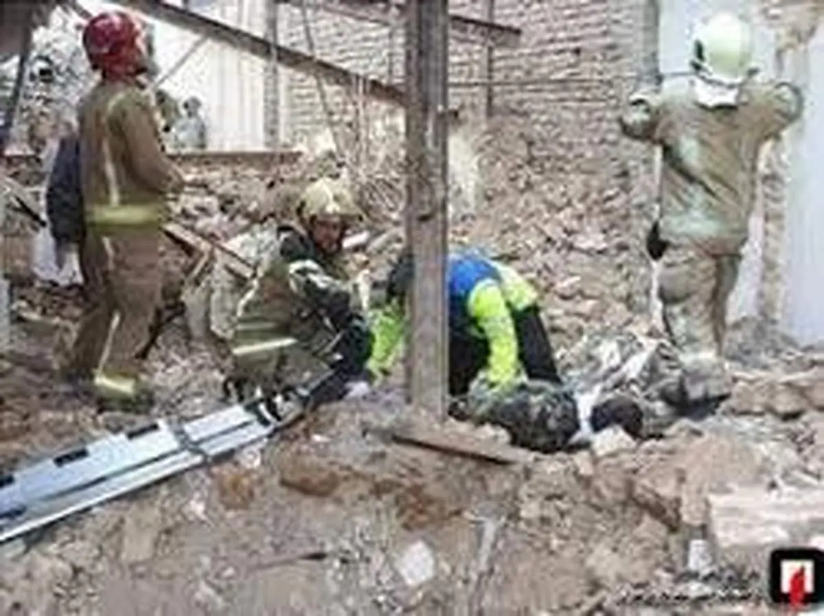 سقوط کارگر به داخل چاه در شهرک غرب تهران