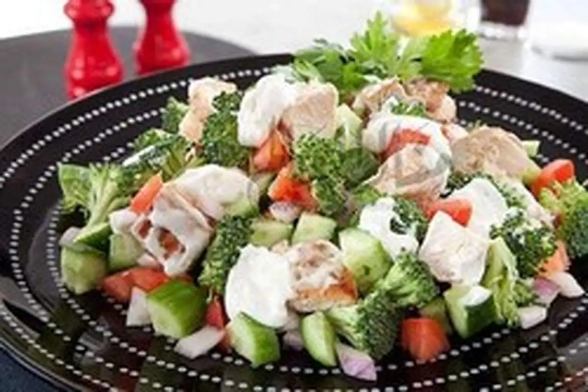 طرز تهیهی سالاد مرغ و بروکلی