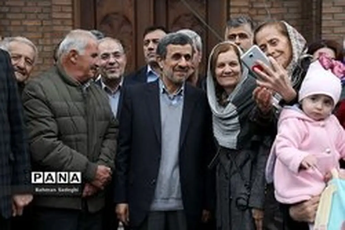 از تمایل احمدی نژاد به سلبریتی شدن تا دیوارنگاره جنجالی میدان ولیعصر