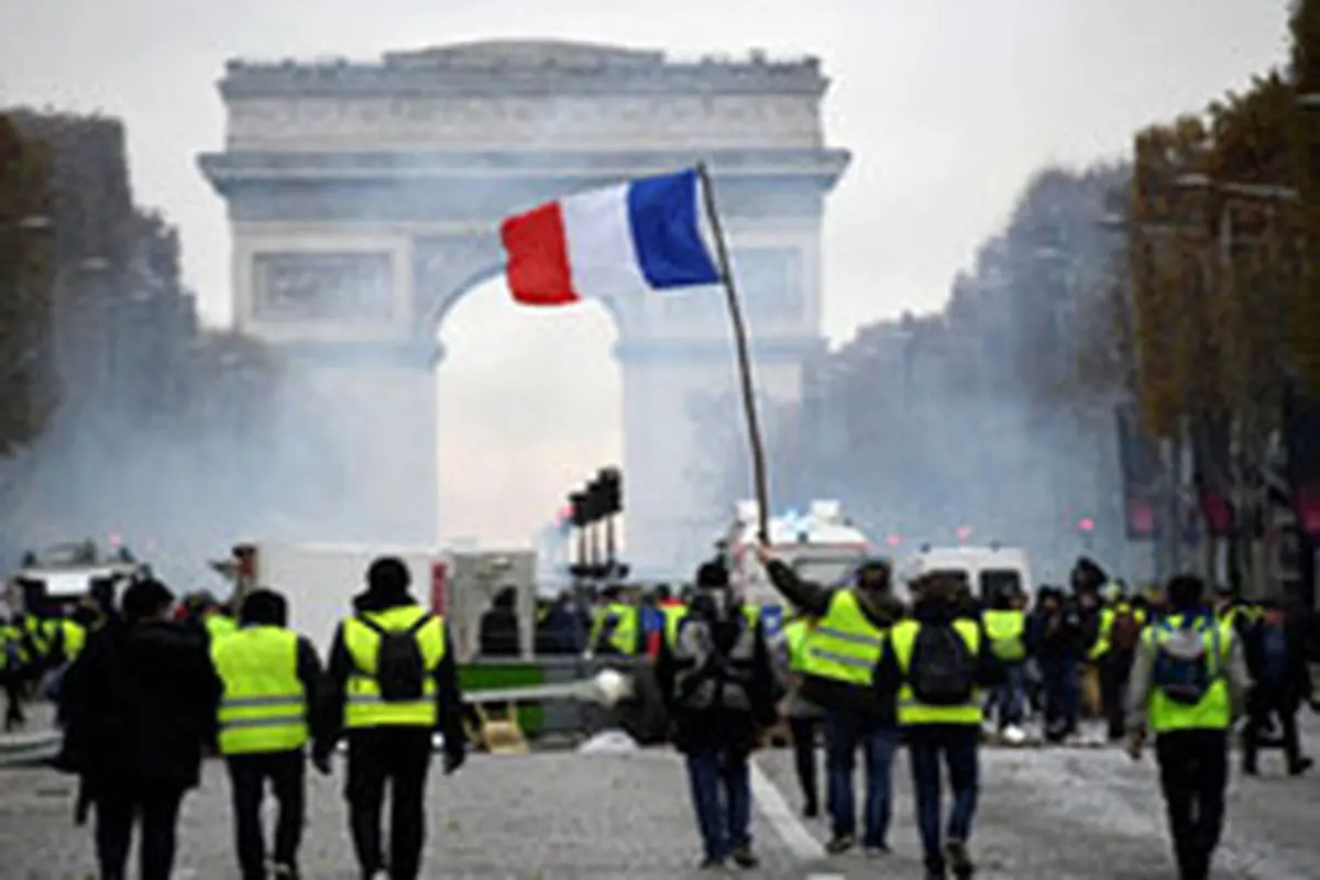 شلیک گاز اشک آور به سوی معترضان در پاریس