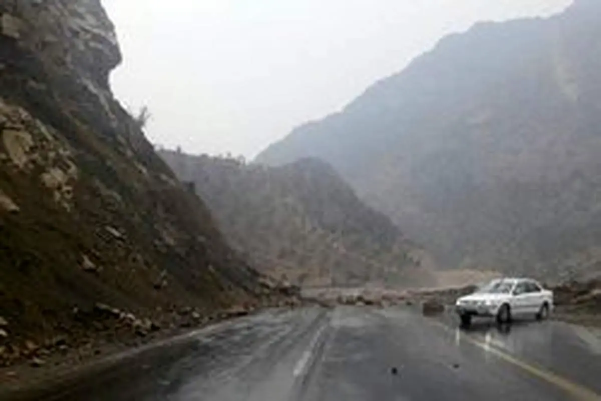 ریزش کوه در محور پلدختر-کرمانشاه