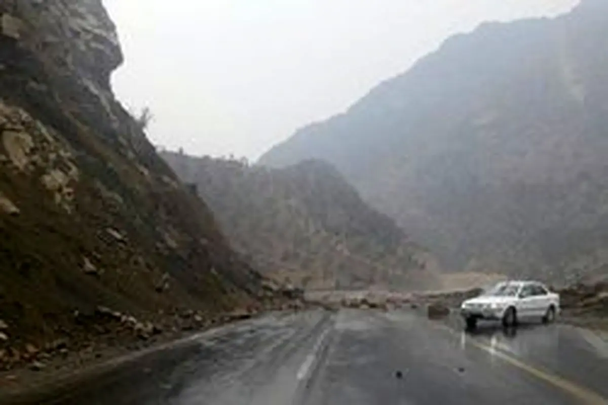 ریزش کوه در محور پلدختر-کرمانشاه