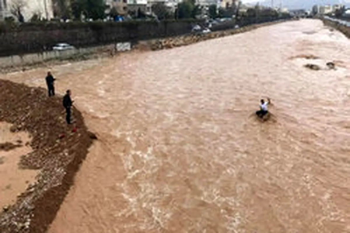 نجات فرد گرفتار شده در سیلاب رودخانه خشک شیراز