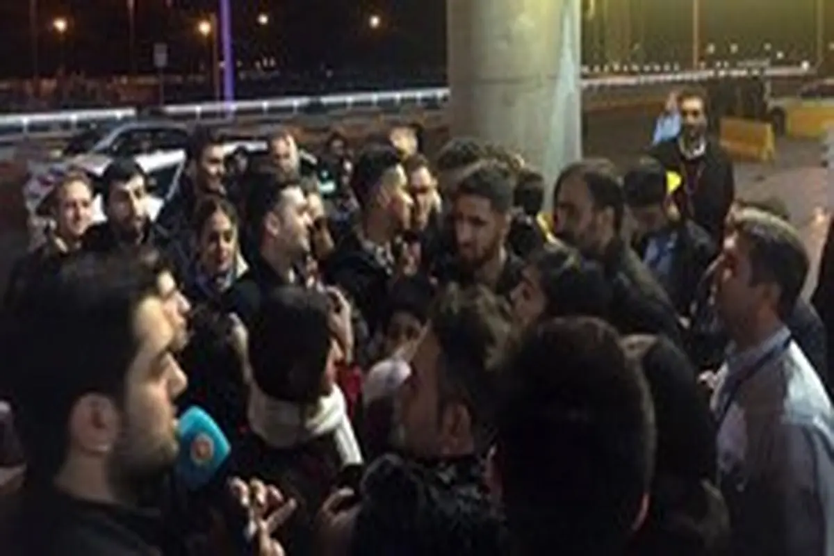 هرج و مرج در خروج ملیپوشان از فرودگاه