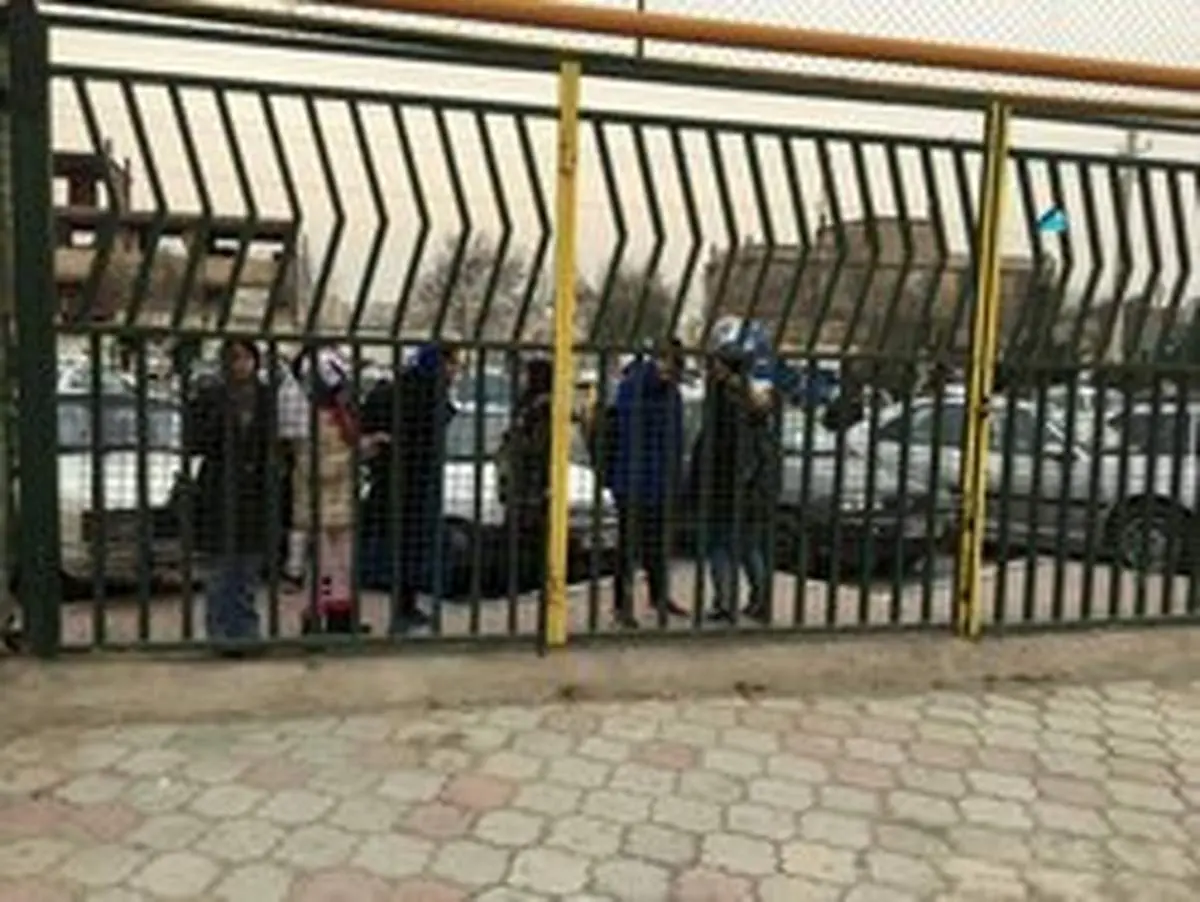 پرچم ژاپن در دست‌ هواداران استقلالی!