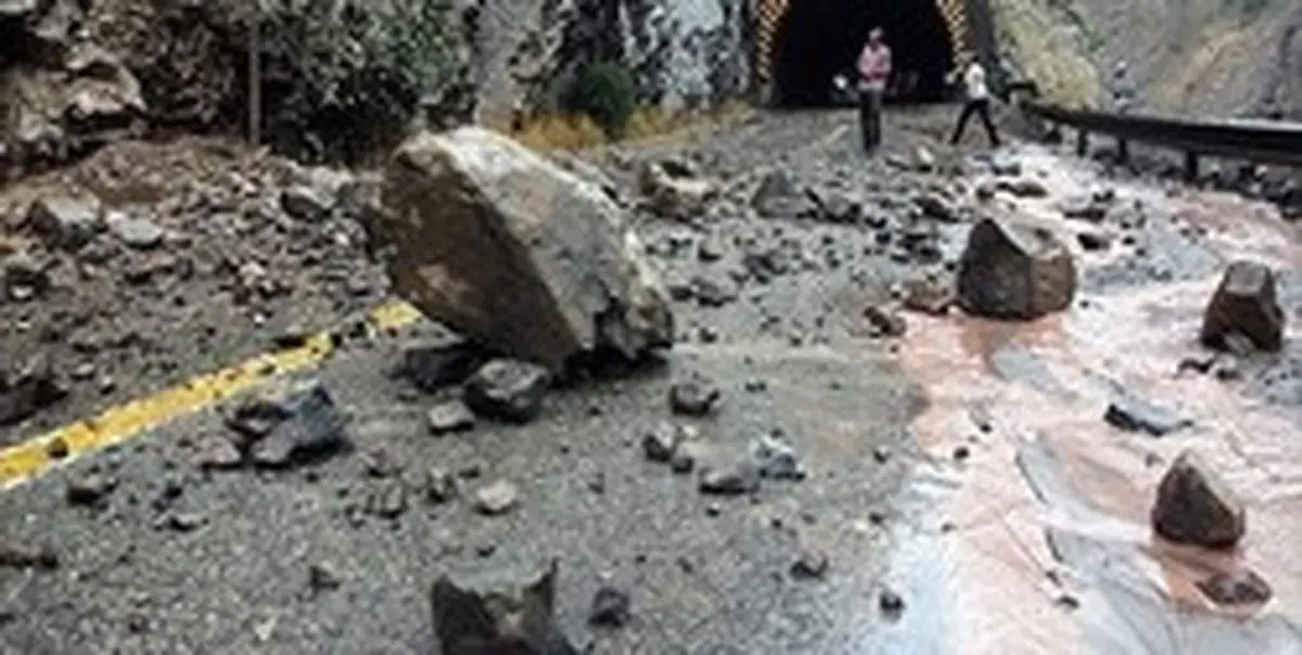 ریزش کوه محور پلدختر _. خرمآباد را مسدود کرد