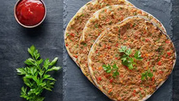 طرز تهیه پیتزا لهجمون با سس سیر