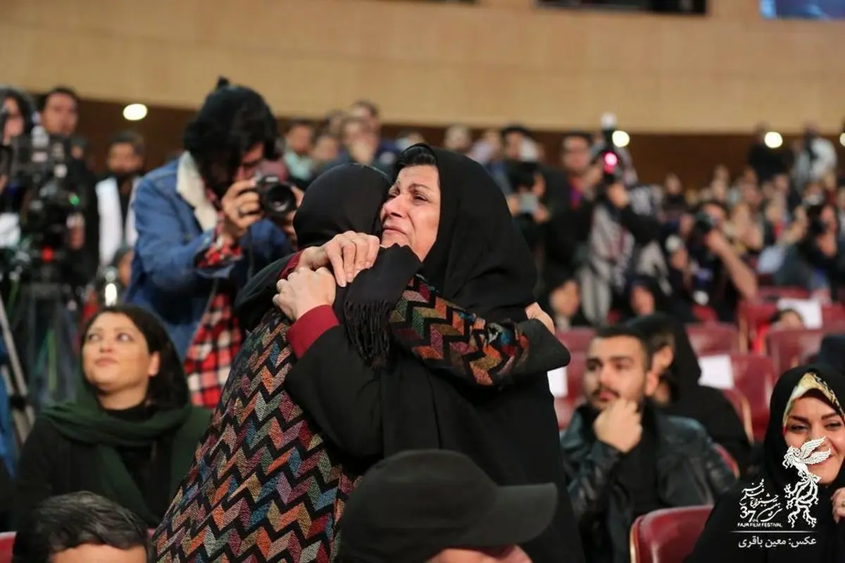 الناز شاکردوست در آغوش یک مادر شهید +عکس