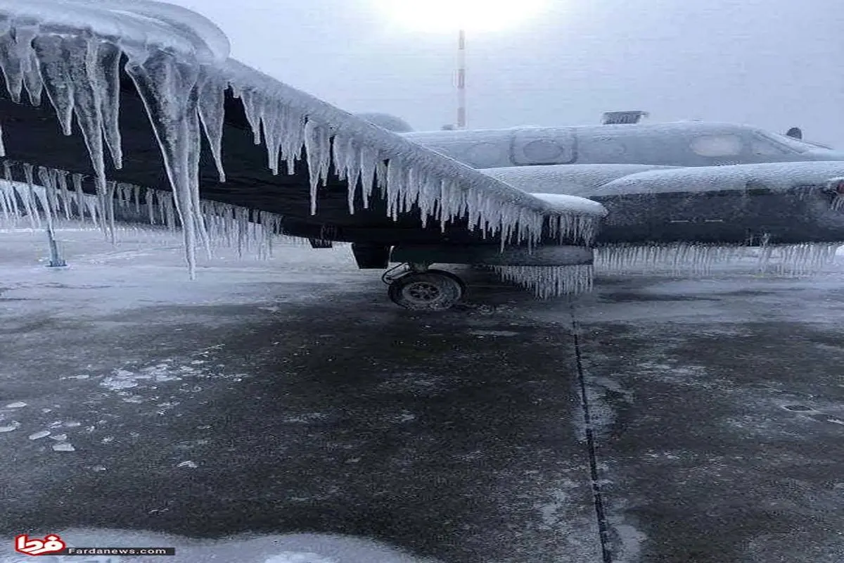 تصویری عجیب و دیدنی از هواپیمایی که یخ زد
