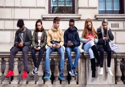 قانون عجیب ممنوعیت همه جانبه استفاده از تلفن همراه در مدارس 