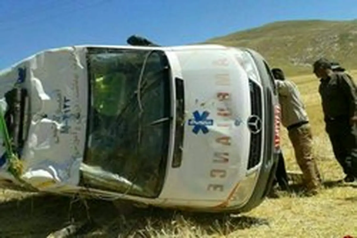 آمبولانس حامل مادر باردار واژگون شد