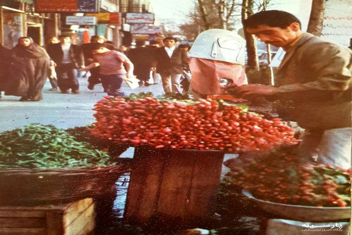 تصویری از یک فروشنده سبزی و تربچه نقلی در خیابان فردوسی