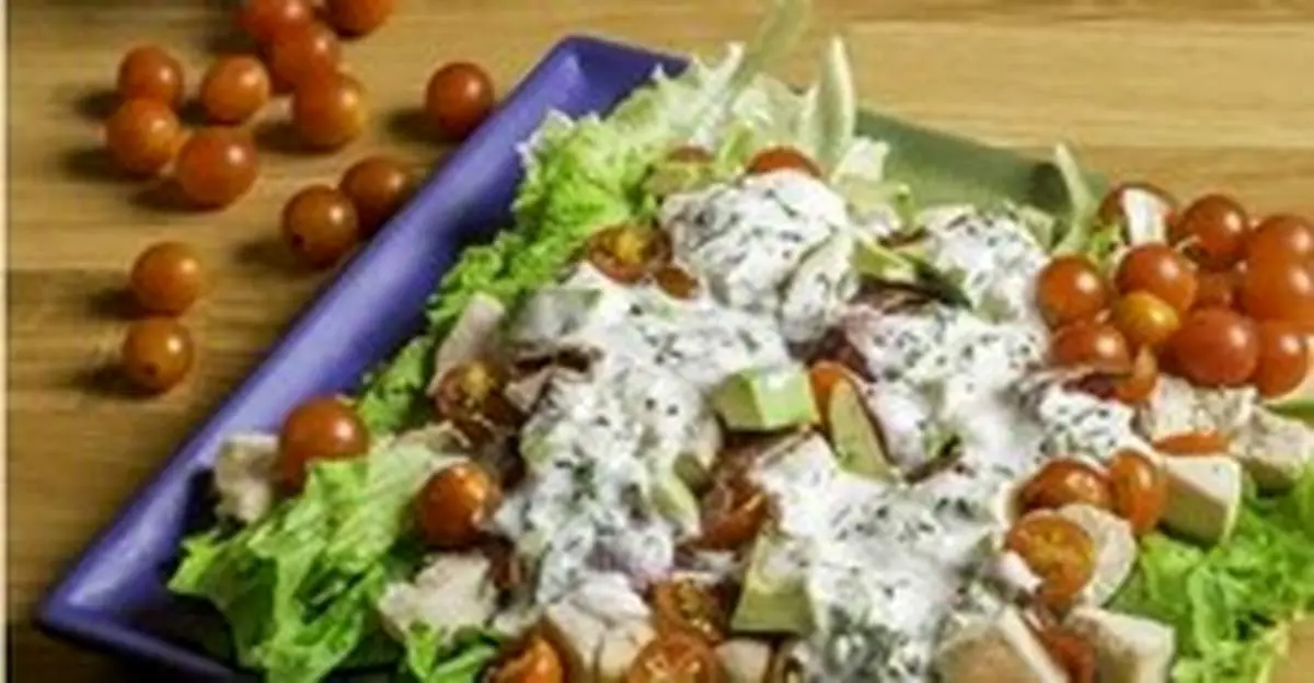 طرز تهیه‌ی سالاد مرغ و نان تست سوخاری