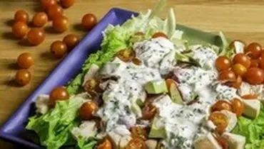 طرز تهیه‌ی سالاد مرغ و نان تست سوخاری