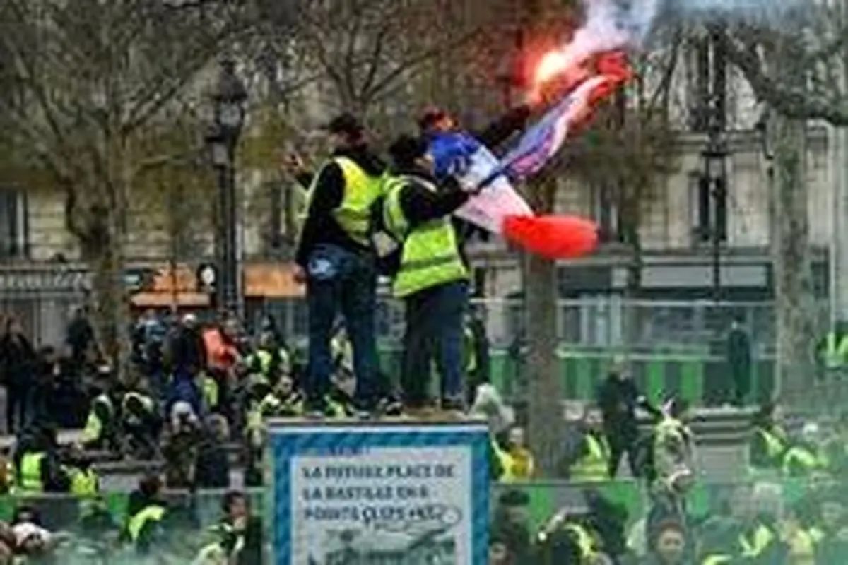 حمله با خودرو به جلیقه زرد‌ها در فرانسه +تصاویر