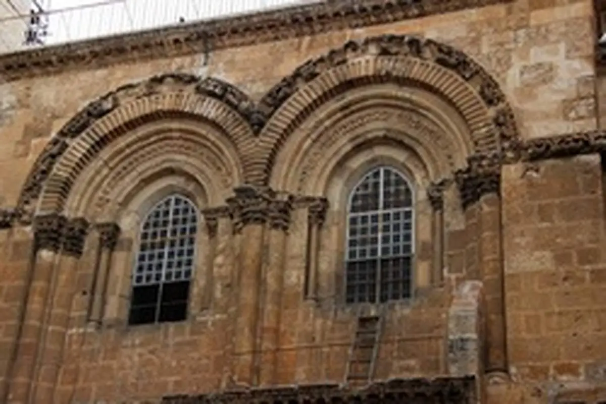 نردبان جنجال برانگیز در یک کلیسا +عکس